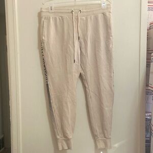 Mens size med Guess cream joggers T23